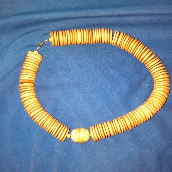 Wooden necklace  - Picture 1 of 1